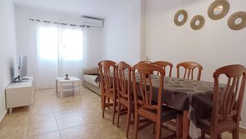 Casa económica, 3 habitaciones | Área de sala de estar | Televisión de pantalla plana
