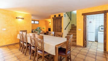 Casa, 4 habitaciones | Zona de estar | Una televisión de pantalla plana