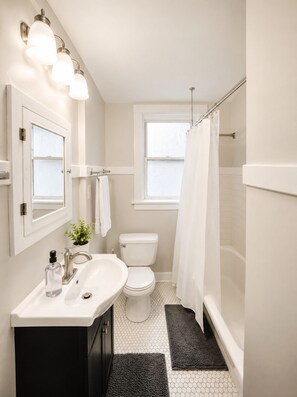 Bathtub, hair dryer, towels - Lovely 1st Floor Apartment (Saint Louis)