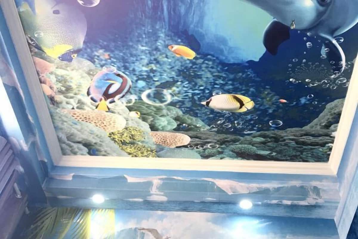 Un acuario con diversos peces y corales.