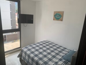 3 slaapkamers, een strijkplank/strijkijzer, gratis wifi, beddengoed