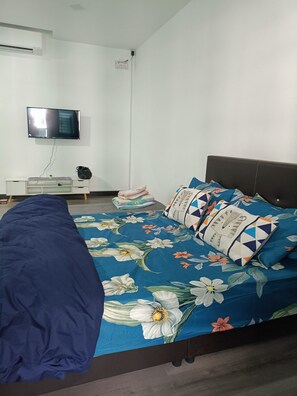 Zimmersafe, Bügeleisen/Bügelbrett, kostenloses WLAN, Bettwäsche