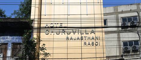 Vista frontal de la propiedad