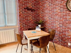 Dining - ★ Appart La Fabrique - heart of town center near véloroute - Wifi Netflix ★ (Dole)