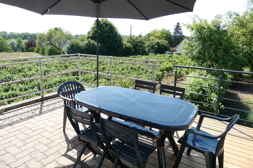 Maison Avec Jardin Entouré de Vignes, et Terrasse vue Loire