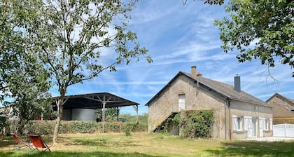 Spacious Cottage with Garden, Near Forest, 6 Beds, BBQ & Wi-Fi