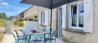 Spacious Cottage with Garden, Near Forest, 6 Beds, BBQ & Wi-Fi