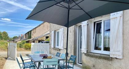 Spacious Cottage with Garden, Near Forest, 6 Beds, BBQ & Wi-Fi