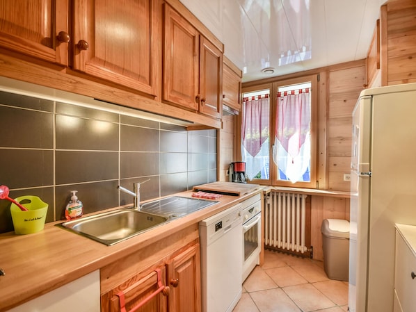 Een koelkast, een microgolfoven, een vaatwasser, een diepvriezer