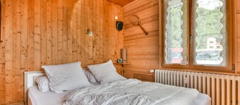 Newly Renovated 2BR Apartment Near Mont Chéry Cable Car - Les Gets, Sleeps 5