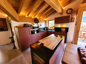 Kühlschrank, Mikrowelle, Geschirrspüler, Toaster
