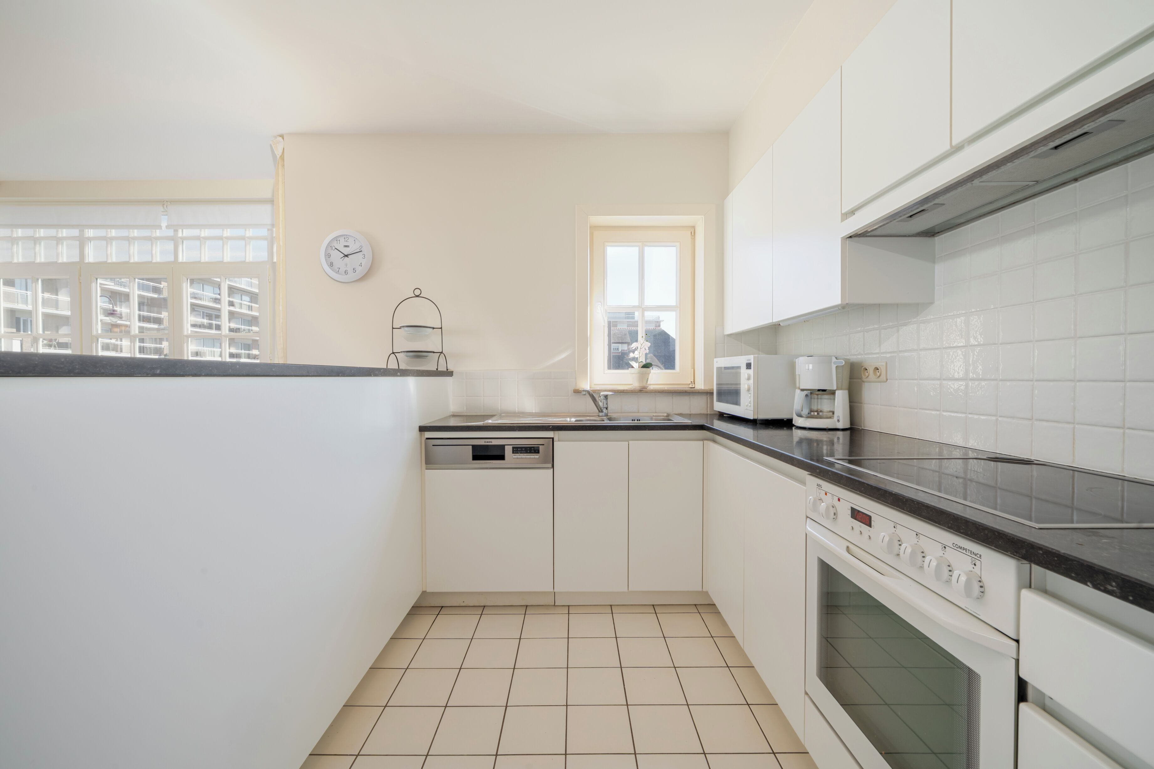 Een koelkast, een oven, een kookplaat, een vaatwasser