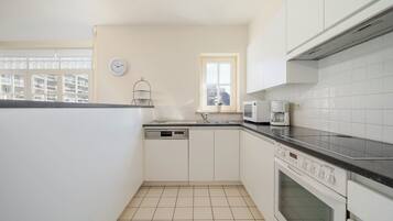 Een koelkast, een oven, een kookplaat, een vaatwasser