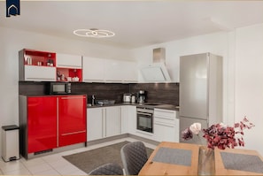 Kühlschrank, Mikrowelle, Ofen, Herdplatte