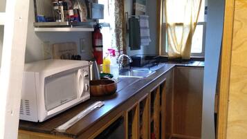 Réfrigérateur, micro-ondes, plaque de cuisson, cafetiÚre/bouilloire