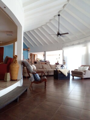 تلفزيون ذكي، مشغل دي في دي، ستيريو