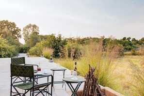 Outdoor dining - Bijapur Lodge (Bali)