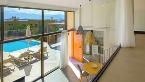 Un appartement moderne doté d’un balcon donnant sur une piscine et offrant une vue panoramique sur les montagnes.