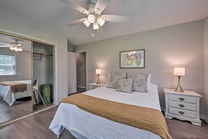 3 bedrooms, iron/ironing board, travel cot, WiFi - Charming Retreat on 5 Acres w/ Deck & Grill! (Browns Summit)