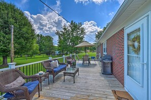 Outdoor dining - Charming Retreat on 5 Acres w/ Deck & Grill! (Browns Summit)