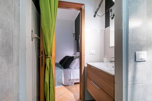 Douche, sèche-cheveux, bidet, serviettes fournies