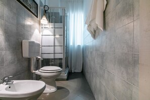 Shower, hair dryer, bidet, towels - GuestHost - Ballarò Central Cozy Studio with Balcony (Palermo)