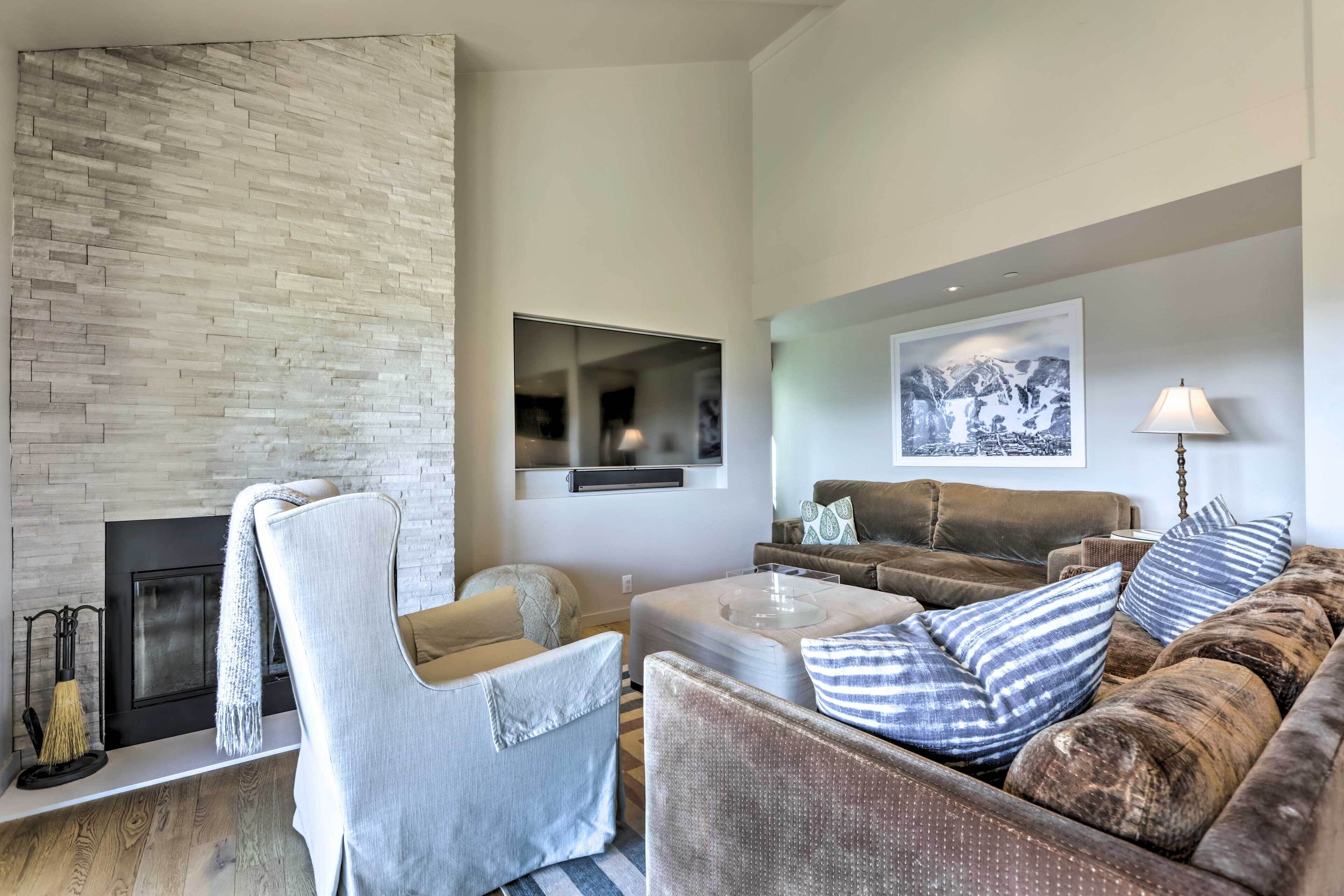 Tasteful Snowmass Escape < 1 Mi to Slopes!