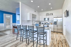 Fridge, microwave, stovetop, dishwasher