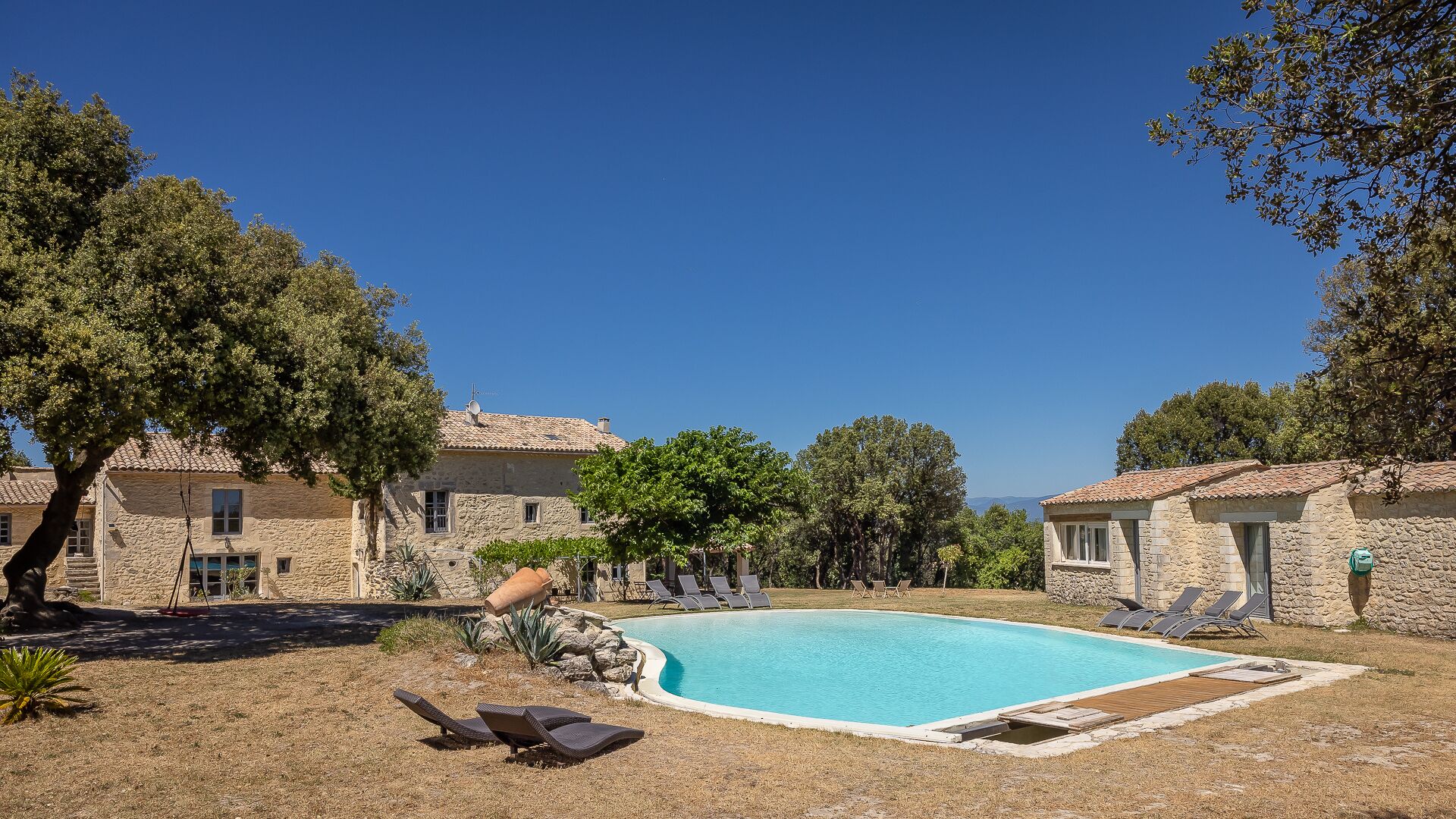 Una piscina al aire libre