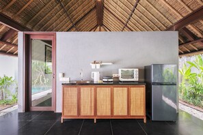 Mikrowelle, Ofen, Wasserkocher, Kochgeschirr/Geschirr/Besteck