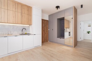 Apartment, 2 Schlafzimmer, Küche | Eigene Küche | Mikrowelle, Geschirrspüler, Wasserkocher mit Kaffee-/Teezubehör