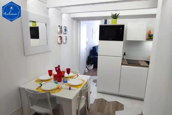 Departamento, 1 cama King size y sofá cama | Cocina privada | Refrigerador, microondas, parrilla de estufa y lavavajillas 