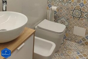 Departamento, 1 cama King size y sofá cama | Baño | Regadera, secadora de cabello, toallas 