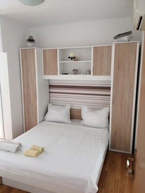 1 bedroom, WiFi, bed sheets - AP1 beautiful apartment with pool, jacuzzi, 1 min. from the beach (Podstrana)