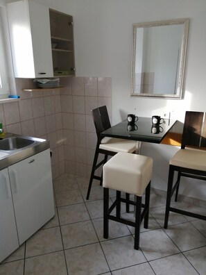 Dining - AP1 beautiful apartment with pool, jacuzzi, 1 min. from the beach (Podstrana)