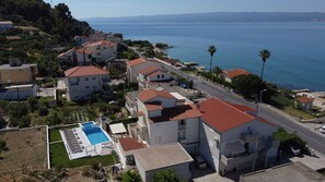 Exterior - AP1 beautiful apartment with pool, jacuzzi, 1 min. from the beach (Podstrana)