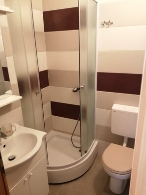 Chuveiro/banheira combinados, toalhas de banho, sabonete