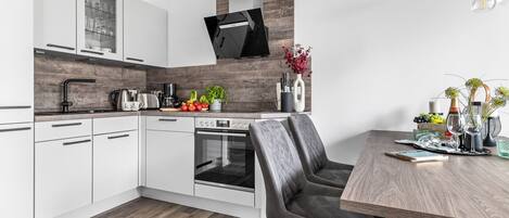 Refrigerador, horno, parrilla de estufa y lavavajillas