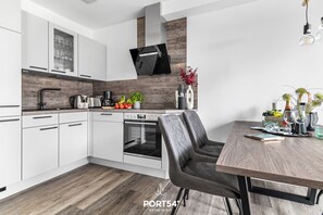 Réfrigérateur, un four, surface de cuisson, lave-vaisselle