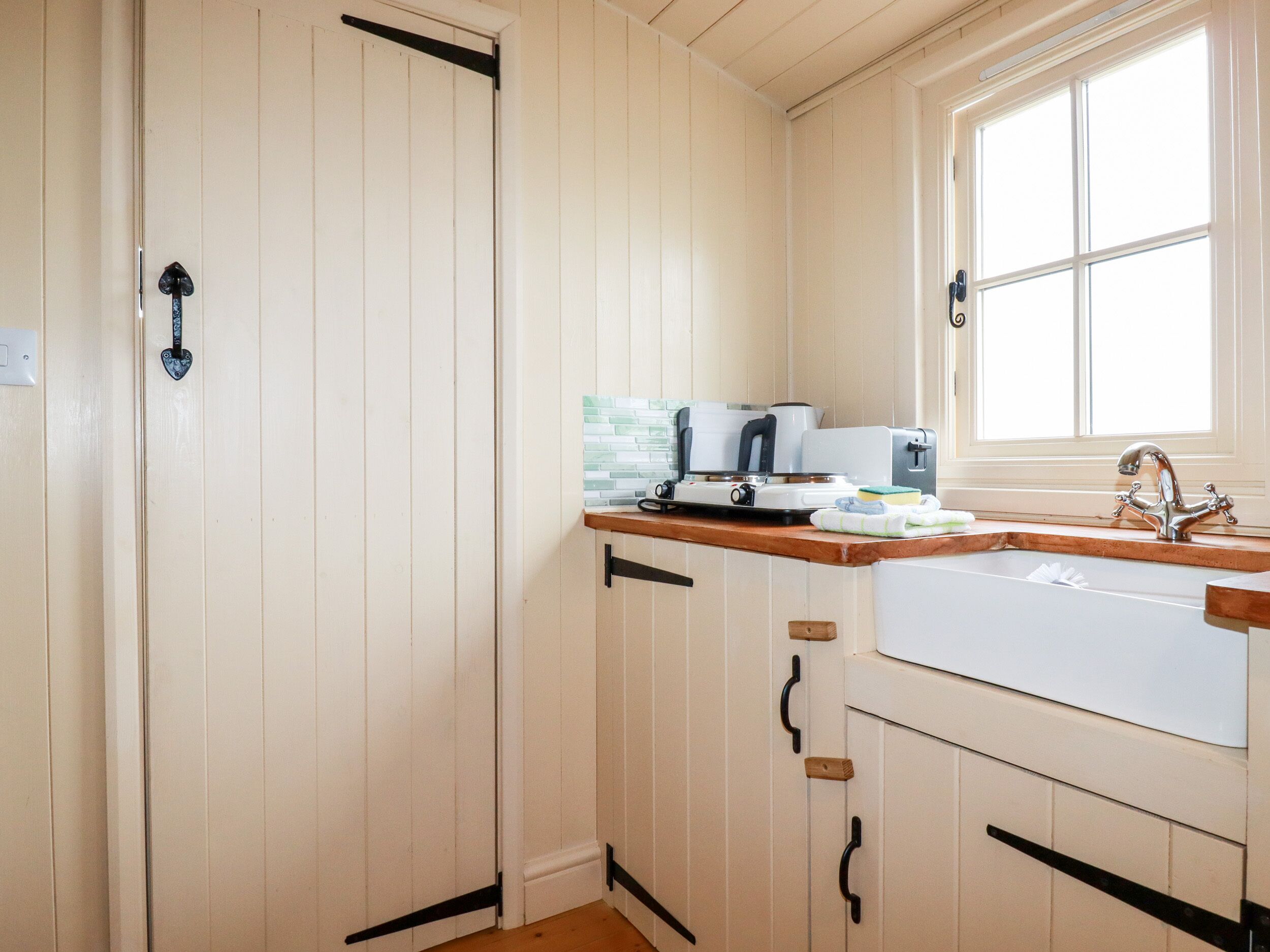 CORNERPARK SHEPHERDS HUT, romantic, character holiday cottage in Bude