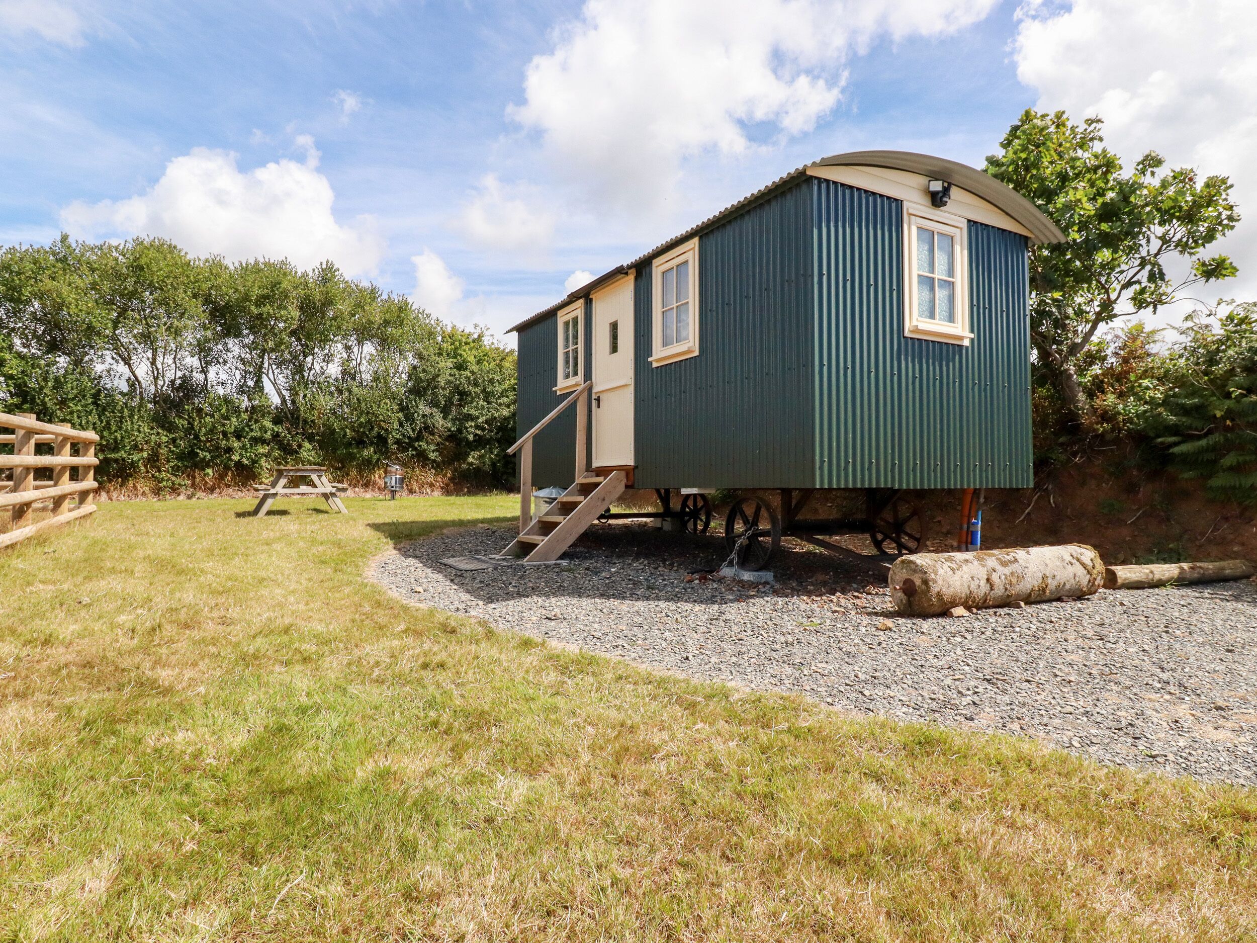 CORNERPARK SHEPHERDS HUT, romantic, character holiday cottage in Bude