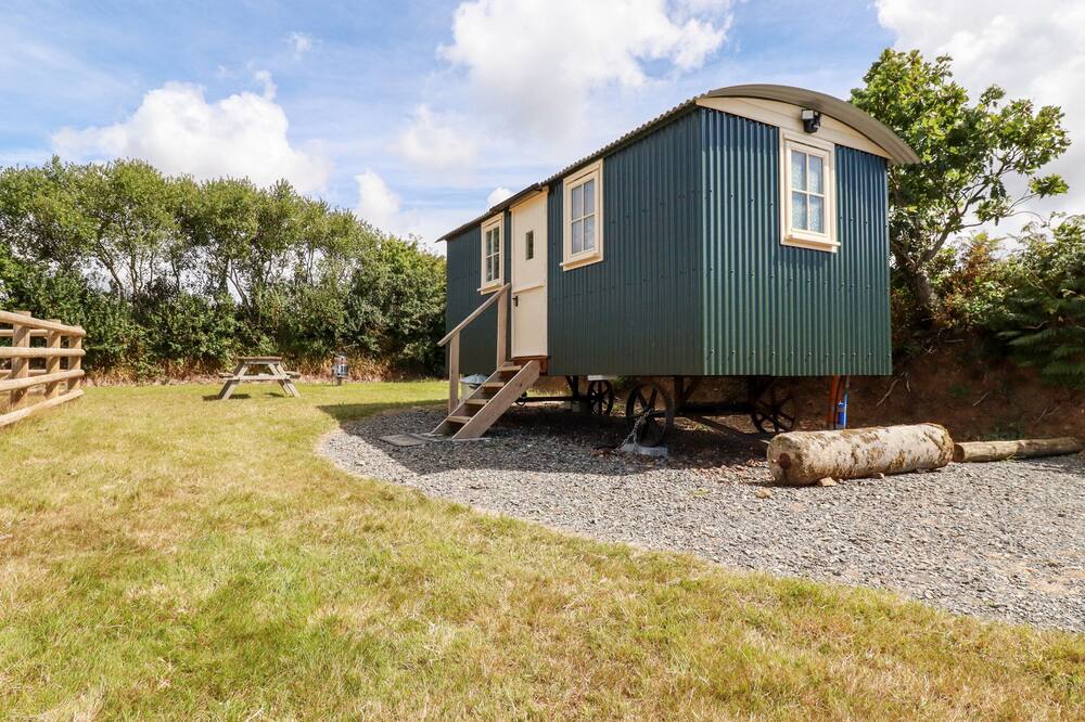 CORNERPARK SHEPHERDS HUT, romantic, character holiday cottage in Bude