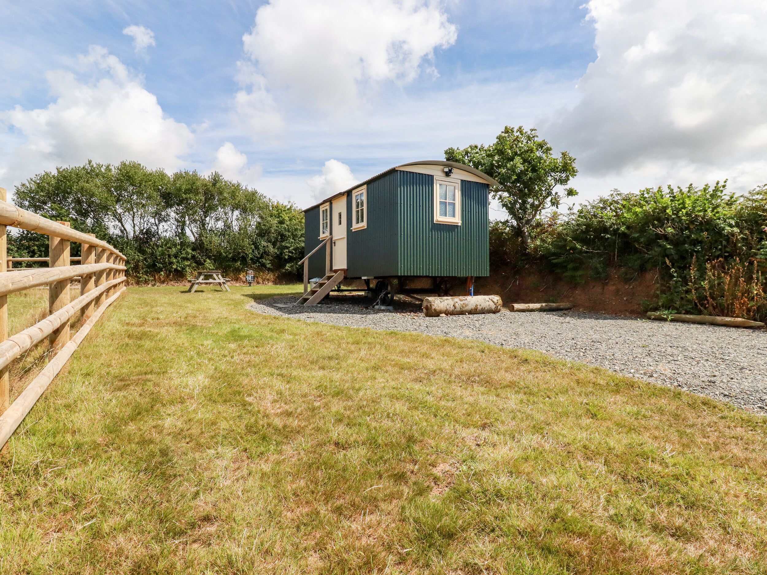 CORNERPARK SHEPHERDS HUT, romantic, character holiday cottage in Bude