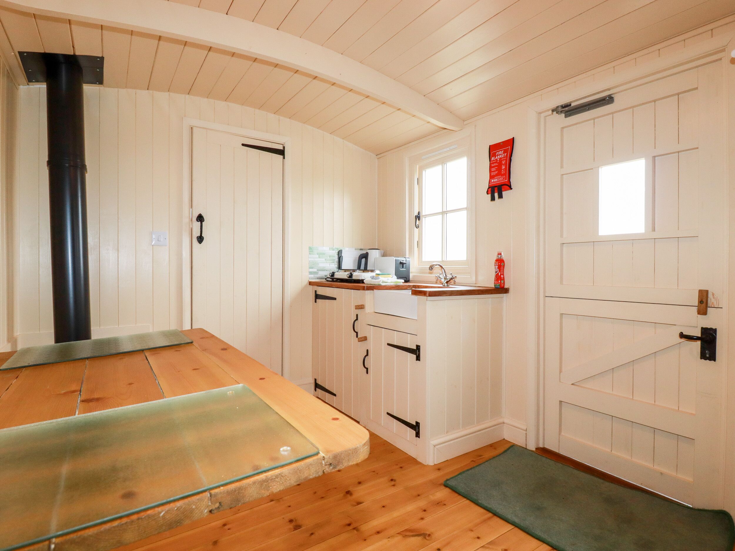 CORNERPARK SHEPHERDS HUT, romantic, character holiday cottage in Bude