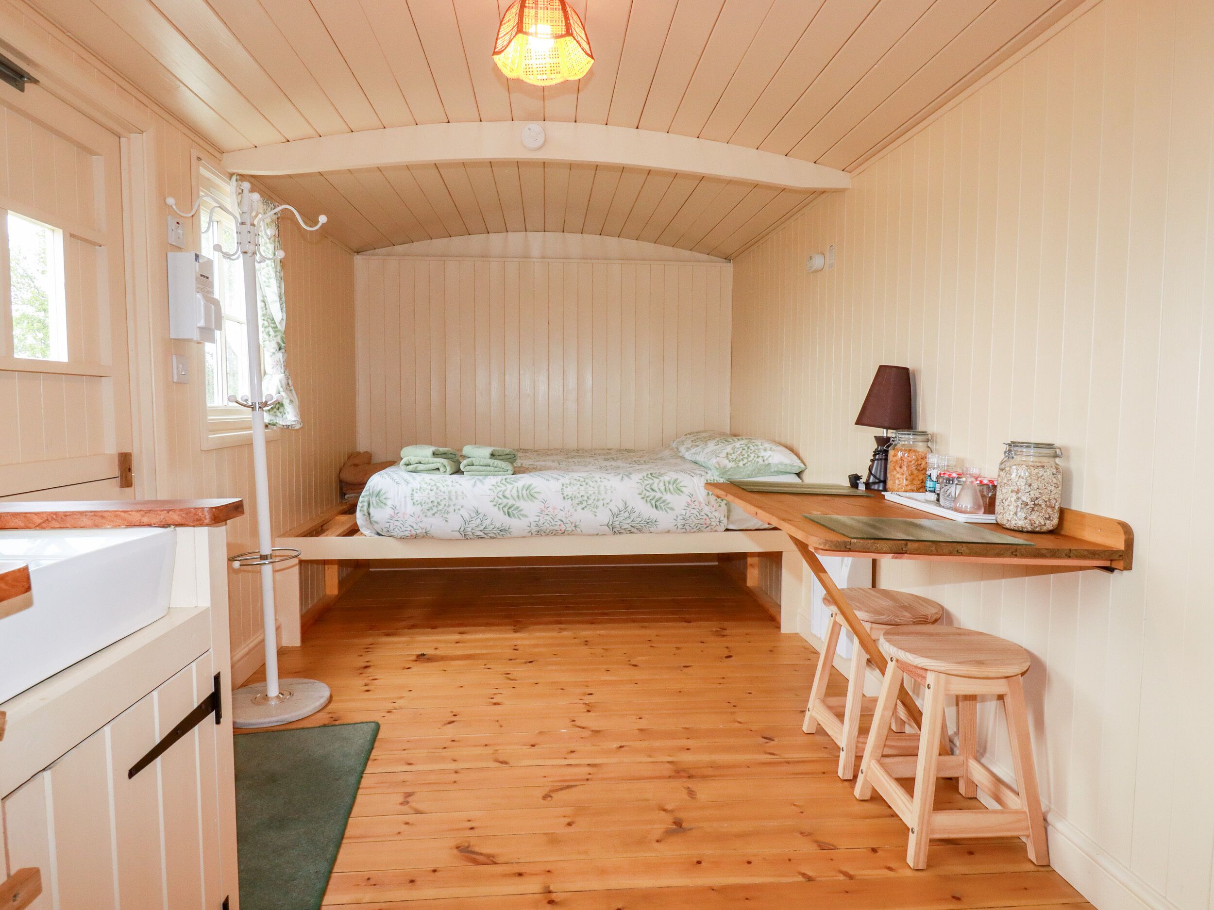 CORNERPARK SHEPHERDS HUT, romantic, character holiday cottage in Bude