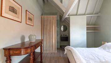 5 室のベッドルーム、デスク、アイロン / アイロン台、旅行用ベビーベッド