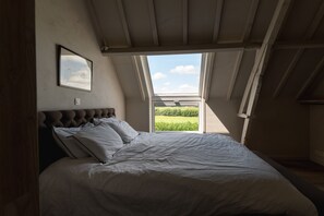 5 bedrooms, desk, iron/ironing board, travel crib
