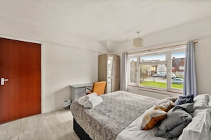 3 habitaciones, tabla de planchar con plancha, wifi y ropa de cama 