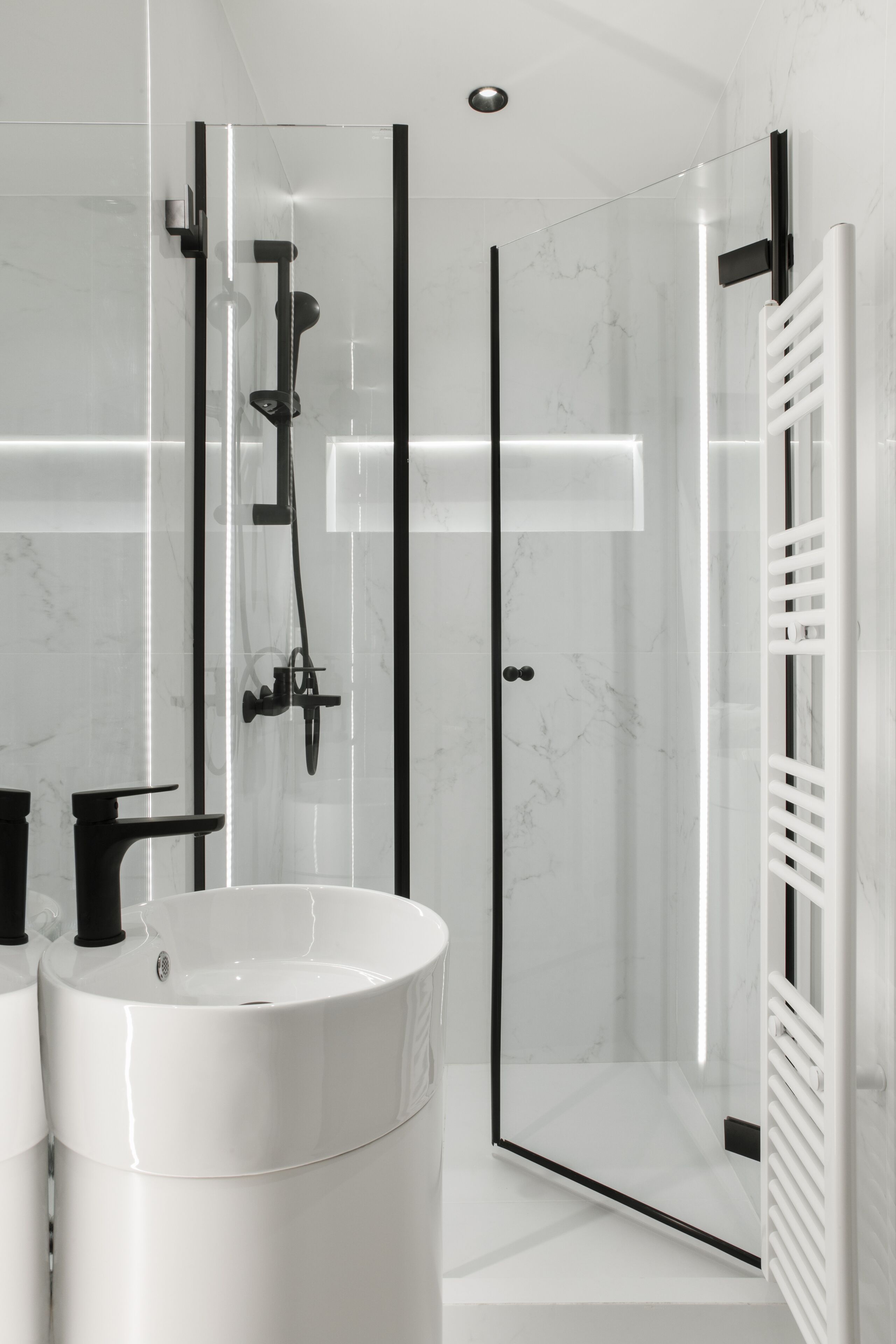 Deluxe Apartment, 4 Bedrooms, Non Smoking, Balcony | Bathroom shower