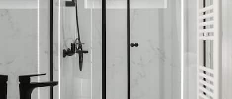 Departamento Deluxe, 4 habitaciones, para no fumadores, balcón | Regadera en el baño